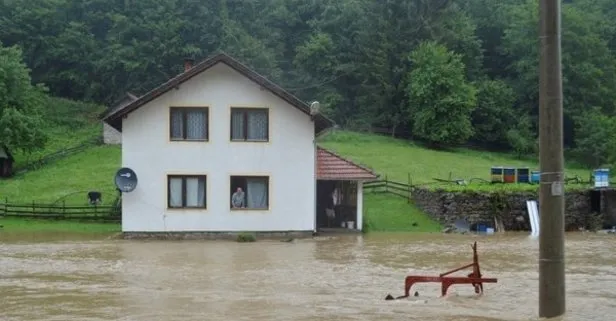 Son dakika haberi: Sırbistan’da sel nedeniyle evler sürüklendi! 15 kentte OHAL ilan edildi