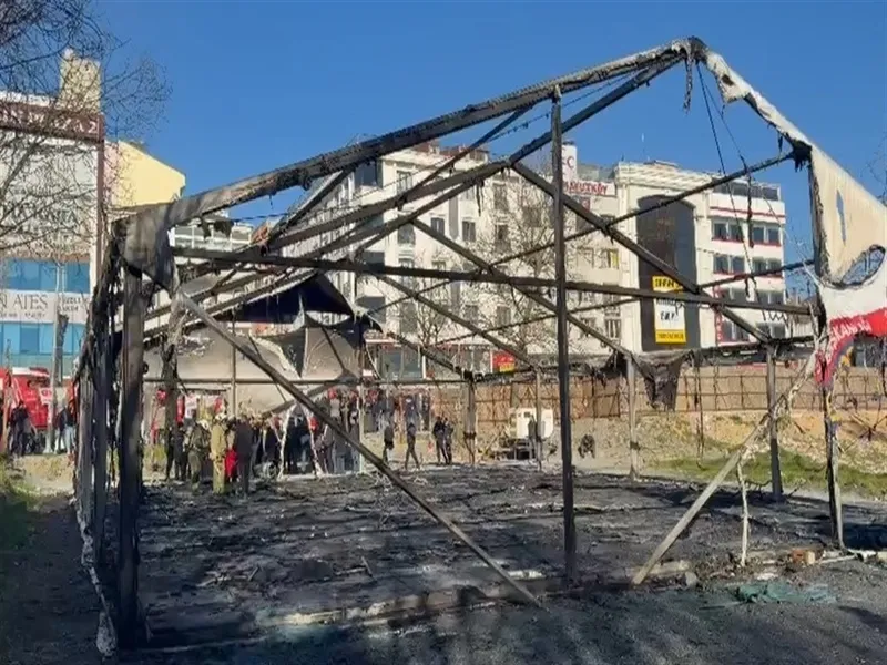 istanbul-arnavutkoyde-iftar-cadirindaki-yangin-sonduruldu-1773155170148.jpeg İstanbul Arnavutköy'de iftar çadırındaki yangın söndürüldü-2