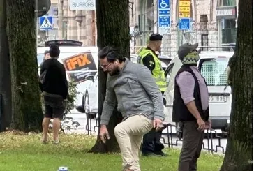 İsveç'te Kur'an-ı Kerim yakılmasına karşı çıkan kalp hastası Pakistanlıya polis müdahale etti