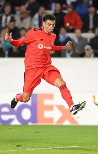 Pepe ayrılmadan bunu da yapmış!