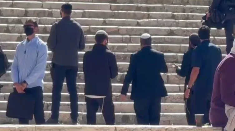 41-gun-sonra-acilan-mescid-i-aksaya-kalles-baskin-elebasilari-soykirimci-ben-gvir-siyonist-ritueller-yapti-1775996568252.jpeg 41 gün sonra açılan Mescid-i Aksa'ya kalleş baskın! Elebaşıları soykırımcı Ben-Gvir: Siyonist ritüeller yaptı-3