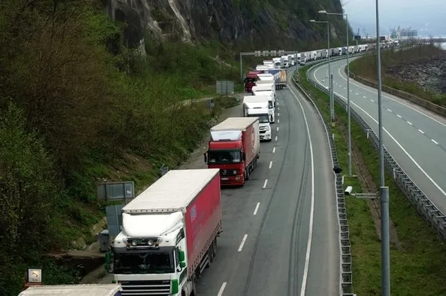 İhracattaki rekor artış sonrası manzara bu! Tır kuyruğu 20 kilometreyi aştı