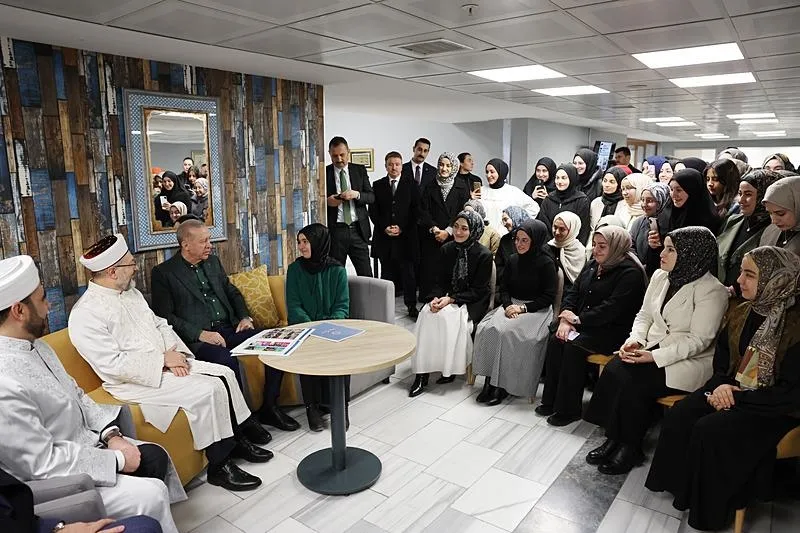 Başkan Recep Tayyip Erdoğan (sol 3), Ankara'da, Mevlana Camisi Diyanet Gençlik Merkezi'ni ziyaret etti. Ziyarette, Diyanet İşleri Başkanı Ali Erbaş (sol 2) da yer aldı. (AA)