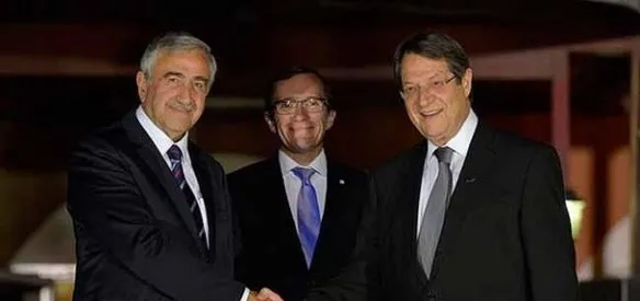 KKTC Cumhurbaşkanı Mustafa Akıncı ile Rum lider Nikos Anastasiadis ara bölgede yemekte bir araya geldi. Kıbrıs sorununa çözüm aranan müzakerelerin, Türk ve Rum tarafı arasında 15 Mayıs'ta yeniden başlatılması kararı alındığını açıklandı