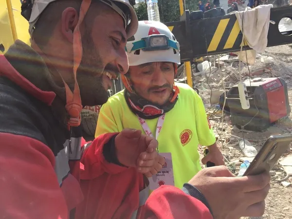 sosyal-medya-fenomeni-ridvan-celik-98-santimetrelik-boyuyla-izmirde-arama-kurtarma-calismalarina-katiliyor-1604394457891.jpg