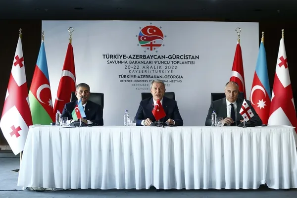 turkiye-gurcistan-azerbaycan-savunma-bakanlari-toplantisi-milli-savunma-bakani-hulusi-akardan-onemli-aciklamal-1671634448471.jpg Türkiye-Gürcistan-Azerbaycan Savunma Bakanları Toplantısı! Bakan Akar'dan Yunanistan'a uyarı: Hiçbir oldu bittiye müsaade etmedik-7