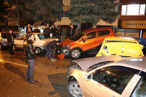 Bolu'da alkollü sürücü park halindeki 7 araca çarptı-1