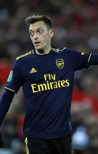 Mesut Özil transferinde Fenerbahçe’ye iki zorlu rakip