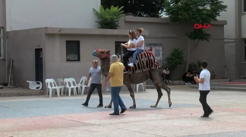 antalyada-ezber-bozan-kutlama-okula-at-ve-deve-getirildi-ogrenciler-sevdi-ogretmenler-ise-1715957529825.jpg Antalya'da ezberleri bozan kutlama: Okula at ve deve getirildi! Öğrenciler sevdi öğretmenler ise...-3