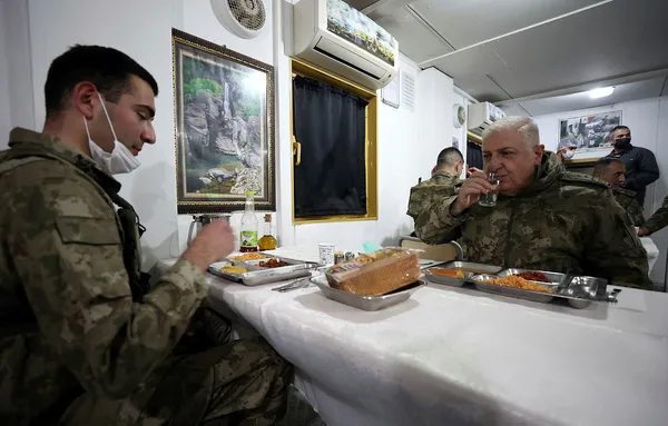 irak-milli-savunma-bakani-hulusi-akarin-irakin-kuzeyindeki-us-bolgesine-yaptigi-ziyaret-nedeniyle-turkiyeye-nota-verdi-1620077303047.jpg Irak, Milli Savunma Bakanı Hulusi Akar'ın Irak'ın kuzeyindeki üs bölgesine yaptığı ziyaret nedeniyle Türkiye'ye nota verdi-8