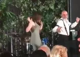 Özge Borak geceye damga vurdu