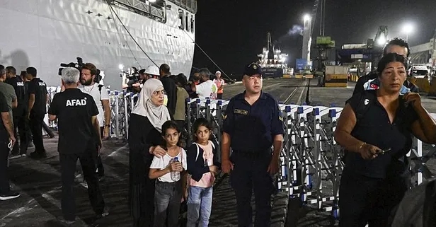 Lübnan'dan tahliye edilen sivilleri taşıyan gemi Mersin'e ulaştı! Vatandaşlar ilk duygularını anlattılar: Bomba üstünde yaşıyorduk