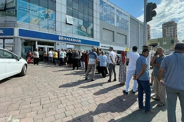 Sosyal konut projesine vatandaşlardan başvuru patlaması! Bankalara akın ettiler saatlerce sıra beklediler... Mutluluk kuyruğu
