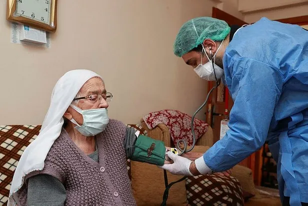 avrupada-yaslilar-asi-merkezlerinde-kuyruk-olustururken-turkiyede-evde-asilama-basladi-1611084733148.jpeg Avrupa'da yaşlılar aşı merkezlerinde kuyruk oluştururken Türkiye'de 90 yaş ve üzeri vatandaşlar için evde aşılama başladı-3