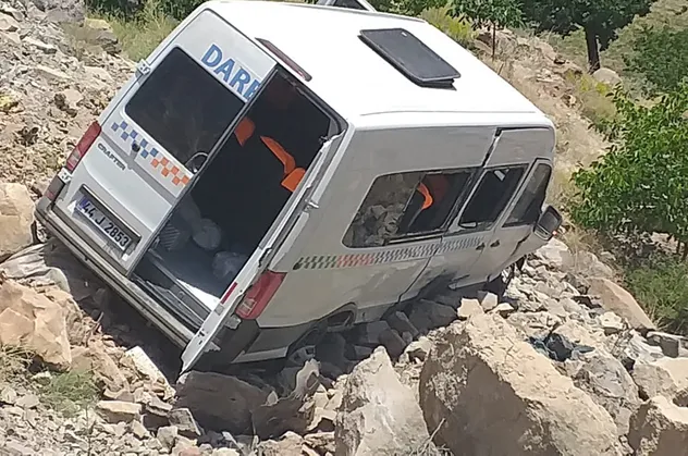 Malatya'da yolcu minibüsü devrildi! 15 yaralı