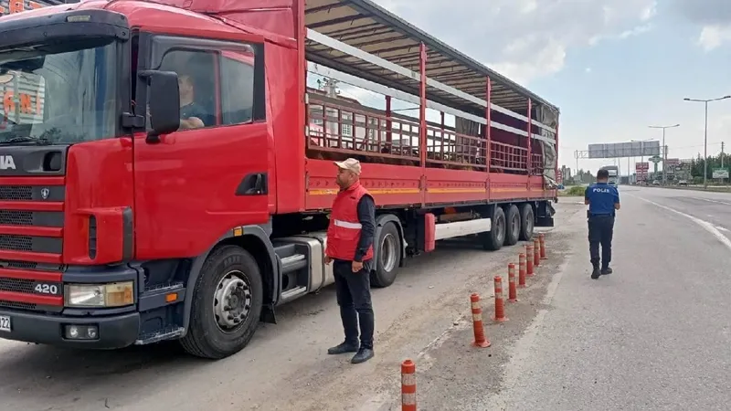 karayollarinda-bayram-duzenlemesi-icisleri-bakani-ali-yerlikaya-duyurdu-kamyon-ve-tankerlere-24-saatlik-kisitl-1712728134439.jpeg Karayollarında 'bayram' düzenlemesi! İçişleri Bakanı Ali Yerlikaya duyurdu: Kamyon ve tankerlere 24 saatlik kısıtlama-3