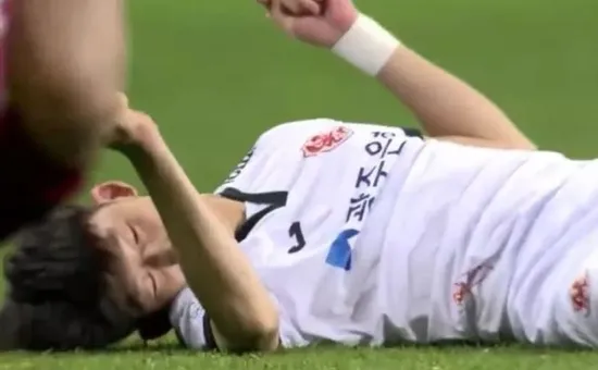 Yeşil sahada korkutan olay! Güney Koreli futbolcunun boynu kırıldı...-1