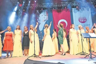 Vandik ses! | Yunan şarkıcı Despina Vandi Türk bayrağı ve Atatürk'ten rahatsız oldu konseri bıraktı!