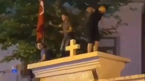 Kadıköy’de kilise provokasyonu: 3 şüphelinin 1'er yıl hapisleri istendi!-2