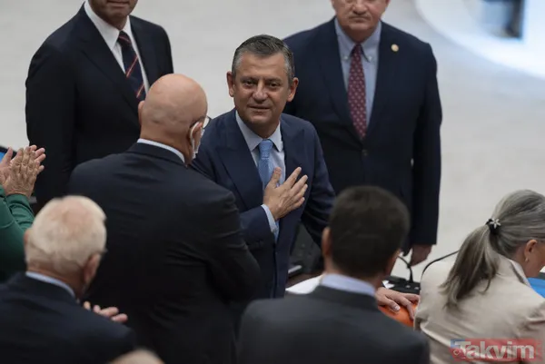 Filistin oturumuna mazeret sunan CHP lideri Özgür Özel Can Atalay için seke seke Meclis'e geldi! Bir de üstüne DEM Grubu'na gitti - 9