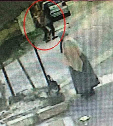 İzmir Gaziemir'de eşi tarafından bıçaklanarak öldürülen Ceylan O.'nun son anları güvenlik kamerasında-2