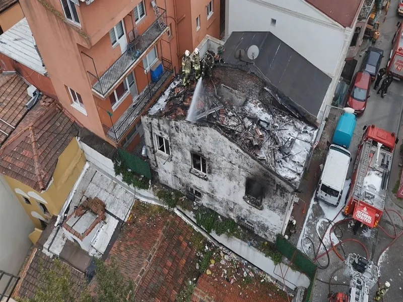 fatihte-2-katli-binada-yangin-1-kisi-hayatini-kaybetti-yaralilar-var-1773483552568.jpeg Fatih’te 2 katlı binada yangın: 1 kişi hayatını kaybetti, yaralılar var-8