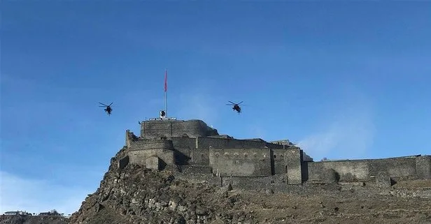 ATAK helikopteri Kars Kalesi’nde dalgalanan Türk bayrağını selamladı