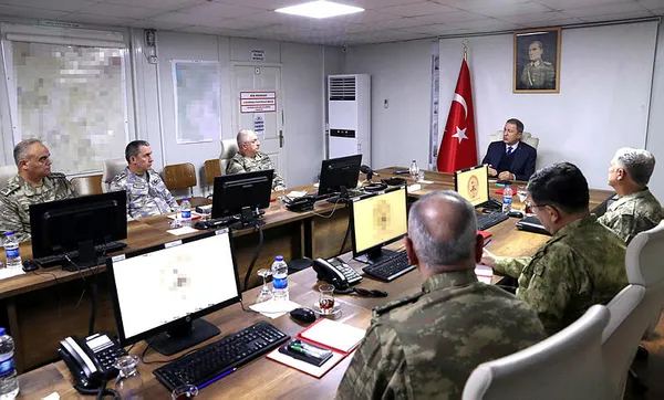 son-dakika-milli-savunma-bakani-hulusi-akar-ve-komutanlar-sinirda-1577602856183.jpg Son dakika: Milli Savunma Bakanı Hulusi Akar ve komutanlar sınırda-1