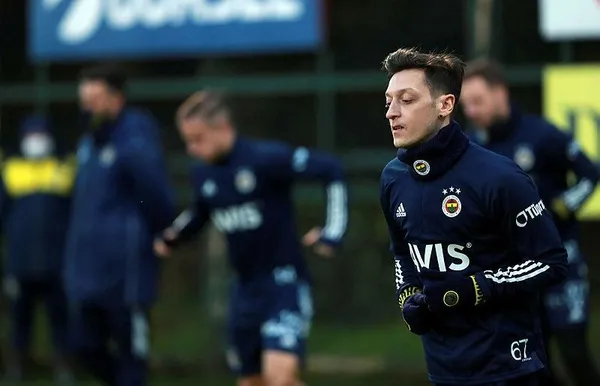 mesut-ozil-sahaya-indi-fenerbahcede-ilk-idmanina-cikti-1611504285004.jpeg Mesut Özil sahaya indi! Fenerbahçe'de ilk idmanına çıktı...-5