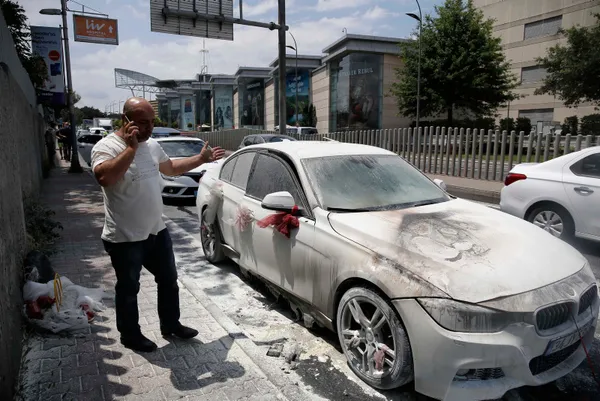 istanbul-sariyerde-luks-gelin-arabasi-yandi-dugune-gidiyorduk-ama-cenazemize-de-gelebilirdiniz-1625317077766.jpg İstanbul Sarıyer'de lüks gelin arabası yandı! 'Düğüne gidiyorduk ama cenazemize de gelebilirdiniz'-3