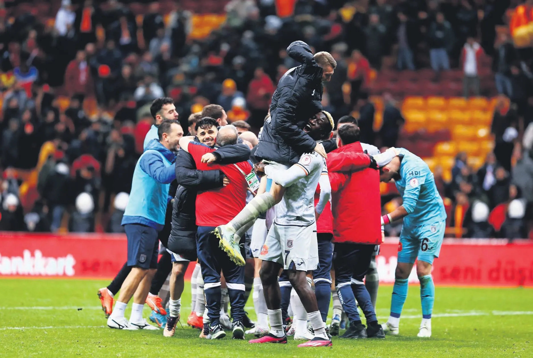 Aslan kupada darbe yedi