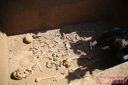 Bakan Ersoy Bodrum’da 2 bin 400 yıllık lahit kapağını açtı! Mezarın içinden tarih çıktı