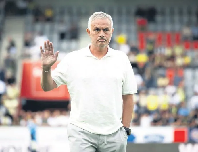 Okan Buruk sahaya giriyor, ben kart görüyorum