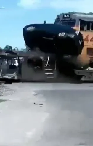 Tren, hemzemin geçitteki TIR’a böyle çarptı