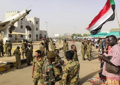 Sudan’daki darbede flaş gelişme! Genelkurmay Başkanlığı karargahında silah sesleri
