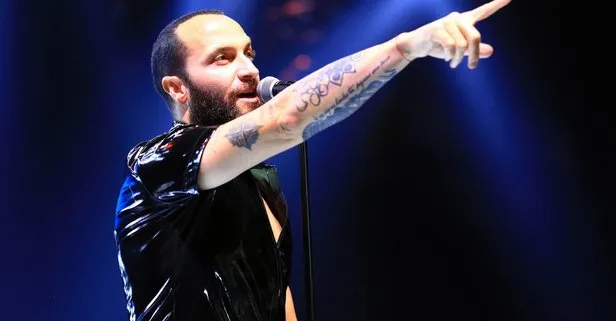 Türbanlı hayranları mekana alınmadı! Berkay küplere bindi