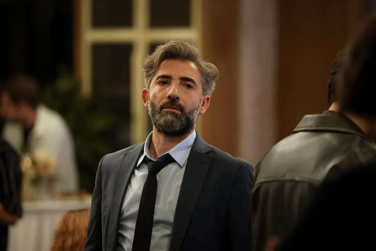 1781690238981.jpg Mert Turak'ın atıyla paylaştığı o doğal anlar... Elma ikram ettiği o sevimli video sosyal medyada viral oldu!-4
