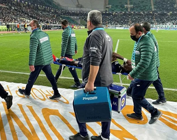 son-dakika-fenerbahcede-sok-sakatliklar-altay-bayindir-ve-valencia-maci-birakti-1635620441430.jpeg Son dakika: Fenerbahçe'de şok sakatlıklar! Luiz Gustavo, Altay Bayındır ve Valencia maçı bıraktı...-4