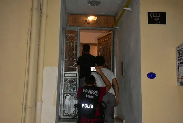 Son dakika: İzmir'de uyuşturucu satıcılarına eş zamanlı şafak baskını-1