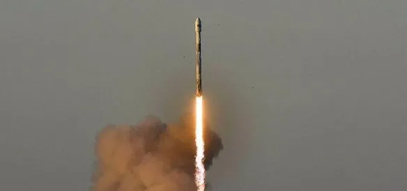 Amerikalı girişimci Elon Musk'ın sahibi olduğu SpaceX firmasına ait Falcon 9 roketi, Uluslararası Uzay İstasyonu'na (UUİ) malzemesini bıraktıktan sonra, okyanustaki yüzen platforma ilk defa başarılı dikey iniş gerçekleştirdi