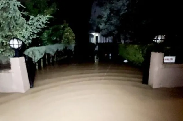 Düzce'nin Akçakoca ilçesinde dereler taştı, evleri su bastı