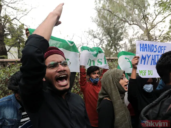 SON DAKİKA: Hindistan'ın 28 Şubat'ı! Başörtüsü yasaklarına karşı eylemler sürüyor: Bıçak taşıyan 2 kişi gözaltına alındı - 18