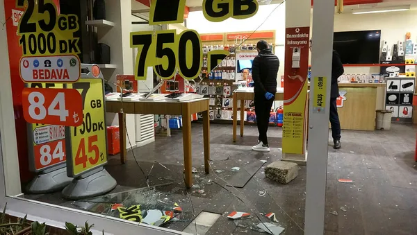 bursada-14-saniyede-toplam-degeri-100-bin-lira-olan-cep-telefonlari-calindi-1644732950896.jpg Bursa'da 14 saniyede toplam değeri 100 bin lira olan cep telefonları çalındı-2