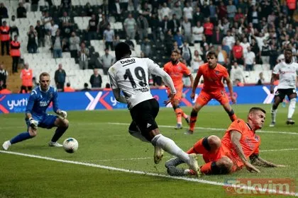 Beşiktaş-Başakşehir maçına  45+1. dakikada damga vuran olay! Suat Arslanboğa’nın verdiği karar ortalığı karıştırdı...