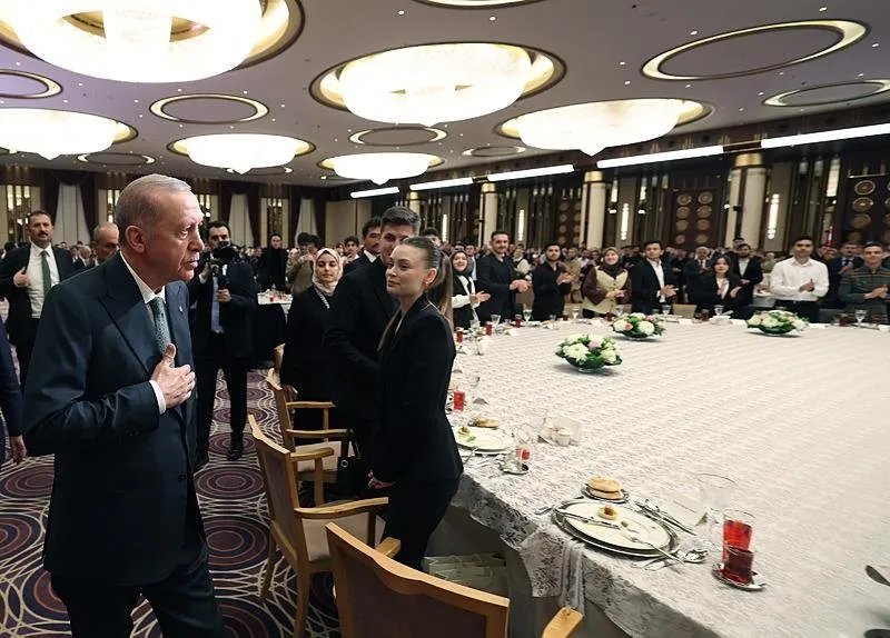 Başkan Recep Tayyip Erdoğan, Beştepe Millet Sergi Salonu'nda düzenlenen iftar programında üniversiteli gençlerle bir araya geldi. (AA)