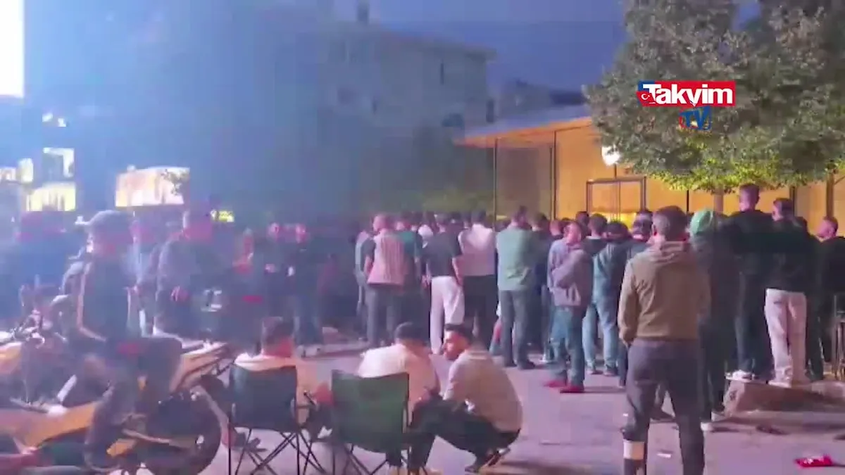 Bir telefon için geceden beri sıradalar!