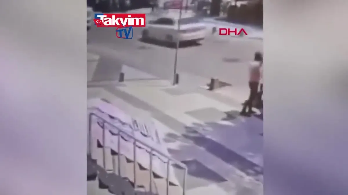 Kızılay'ın eski başkanı Kerem Kınık'ın kızı motosiklete çarptı! Kaza anı kameraya böyle yansıdı