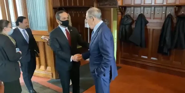 rusya-ukrayna-savasi-son-dakika-turkiyenin-diplomasi-basarisi-lavrovun-cavusoglunu-karsilamasinda-kendisini-hi-1647437244132.jpg Rusya Ukrayna savaşı son dakika... Türkiye'nin diplomasi başarısı Lavrov'un Çavuşoğlu'nu karşılamasında kendisini hissettirdi-3