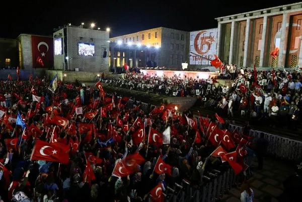 Vatandaşlar Meclis önünde toplandı-1