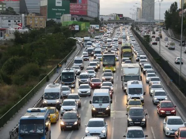SON DAKİKA: Haftanın ilk iş gününde İstanbul'da trafik yoğunluğu-3